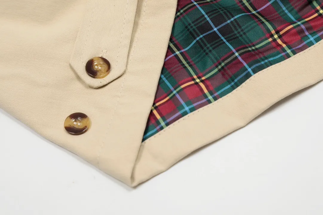 P306 💰Ralph Lauren/Ralph Lauren American vintage classic lapel old cadre retro jacket. Classic design. Timeless classic. The cotton fabric is thick and wide, showing a sense of vintage. The collar and cuffs are decorated with colorful plaid. It looks good on both men and women. Wear it as comfortable as you want. It focuses on relaxed retro YYDS. One piece for both men and women. An indispensable piece for autumn and winter. The most popular jacket at the moment. One hundred percent cotton twill is thick and thick, ⚠️correctly spaced red and green plaid lining, imported high-density embroidery. The Harrington jacket has a loose fit, is short and fat, and is super versatile. It is a clean fit and is suitable for both men and women. Color: Khaki Navy Black Size: M-XXL Size Length Bust Sleeve Length Shoulder Width M 67 110 61 L 68 114 62 XL 70 118 63 2XL 72 122 64